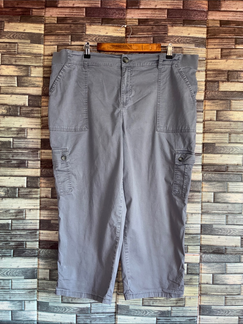 Women’s Pre Owned Lee size 20 Gray Cargo Capri Pants